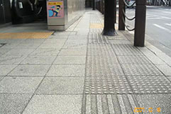 JR川口駅前そごうデパート前外構　３０年使用　研磨カラー平板
