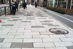 新宿区新宿 3丁目道路修景工事　２０年使用　擬石平板