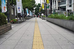 大阪市中央区役所前　２６年使用　擬石平板