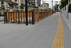 市道48号線（東京都）使用製品：擬石平板　太平洋プレコン工業　オーシャングラニットスルー