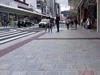 京都四条通歩道（京都市）　太平洋プレコン工業　プレシオムック　天然石平板