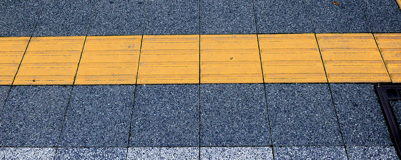JPタワー名古屋の外構で研磨平板が採用されました。