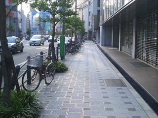 大阪の土佐堀通に施工された研磨ショット平板